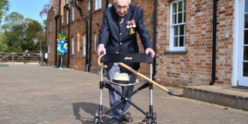 Őfelsége, II. Erzsébet az egészségügynek pénzt gyűjtő 100 éves katonát lovaggá üti