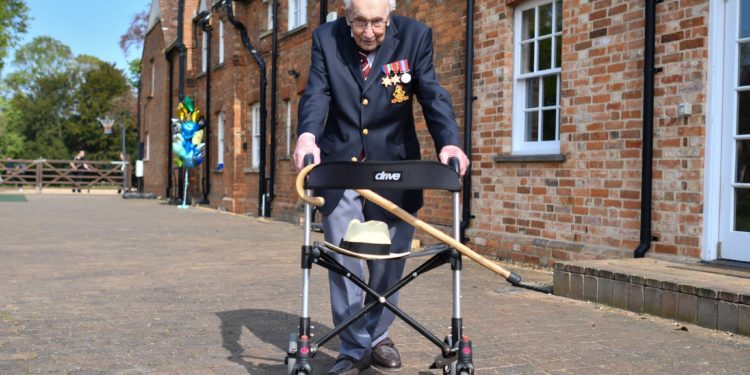 Őfelsége, II. Erzsébet az egészségügynek pénzt gyűjtő 100 éves katonát lovaggá üti