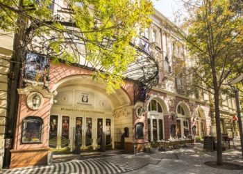 Trianon 100 – Szétszakítottak címmel készített online musicalt a Budapesti Operettszínház