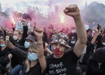 Vízágyút is bevetettek belga rendőrök a rájuk támadó fosztogató tüntetőkkel szemben Brüsszelben