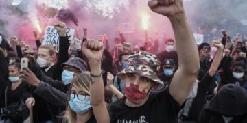 Vízágyút is bevetettek belga rendőrök a rájuk támadó fosztogató tüntetőkkel szemben Brüsszelben