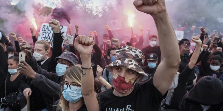 Vízágyút is bevetettek belga rendőrök a rájuk támadó fosztogató tüntetőkkel szemben Brüsszelben