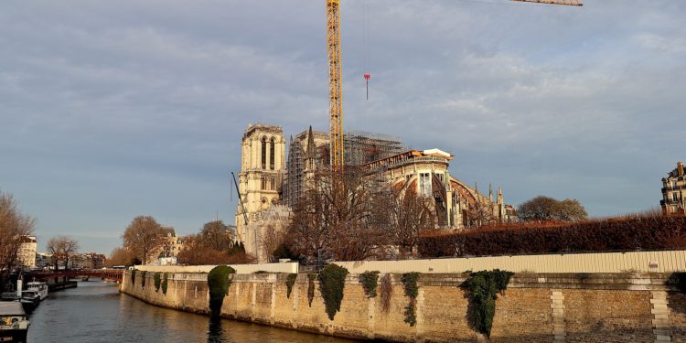 Megkezdődött a Notre-Dame leégett huszártornya körüli állványzat elbontása