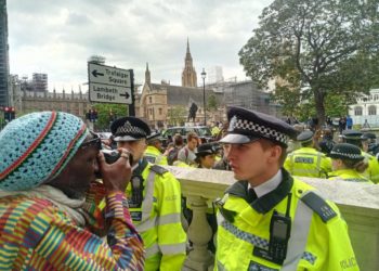 Magyar szurkolók is védik Winston Churchill szobrát Londonban, a Parlament előtt (videó)- I. rész