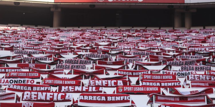 A Benfica buszát megdobálták, két futballista megsérült