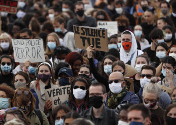 Világszerte szélsőbaloldali és anarchista tömegek lázonganak a rasszizmus ellenesség álarca mögé bújva