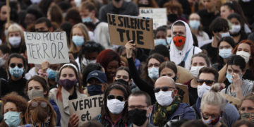 Világszerte szélsőbaloldali és anarchista tömegek lázonganak a rasszizmus ellenesség álarca mögé bújva