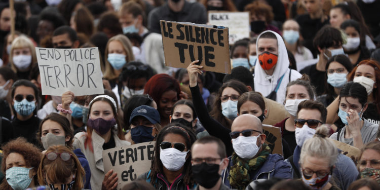 Világszerte szélsőbaloldali és anarchista tömegek lázonganak a rasszizmus ellenesség álarca mögé bújva