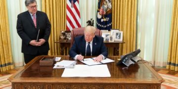 Trump aláírta a közösségi oldalak szabályozásáról szóló rendeletet.