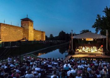 A Gyulai Várszínház programjait a műfaji sokszínűség jellemzi