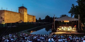 A Gyulai Várszínház programjait a műfaji sokszínűség jellemzi