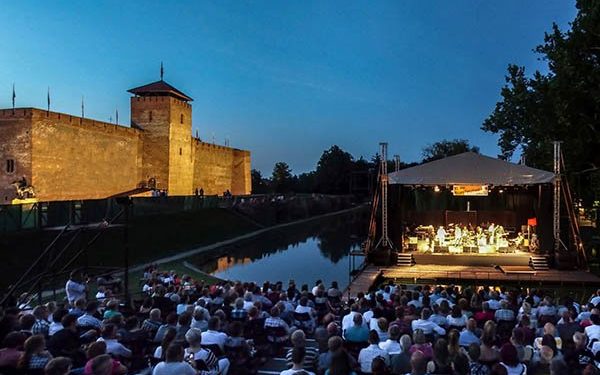 A Gyulai Várszínház programjait a műfaji sokszínűség jellemzi