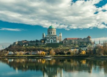 Esztergomi Várszínház új évadán határon túli produkciók