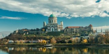 Esztergomi Várszínház új évadán határon túli produkciók