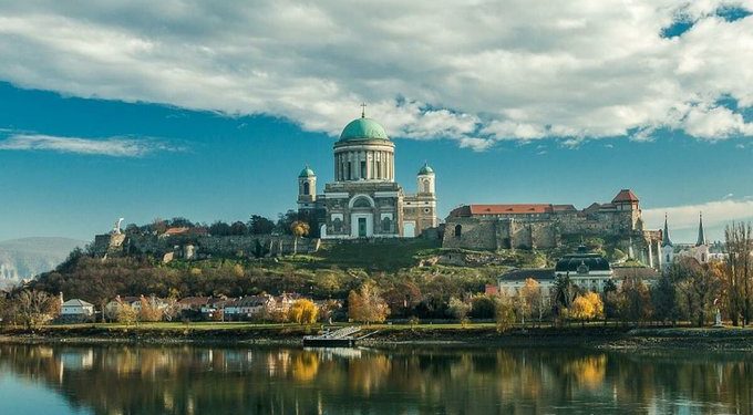 Esztergomi Várszínház új évadán határon túli produkciók