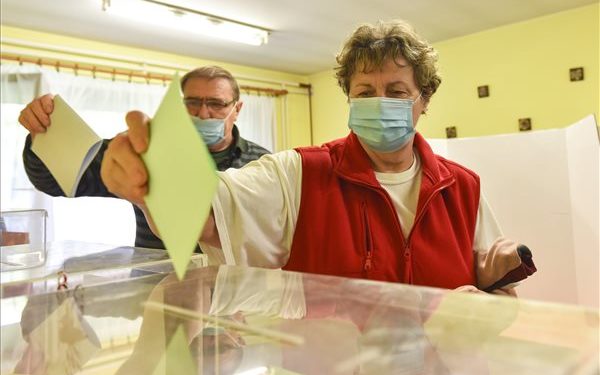 Bezártak a szavazóhelyiségek a szerbiai választásokon