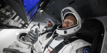 Két asztronautával a fedélzetén felbocsátották a SpaceX űrhajóját Floridában