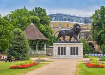 Az angliai Readingben több embert megkéseltek