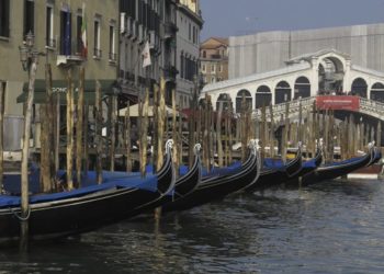 A velencei gondolások a turisták hiányára panaszkodnak