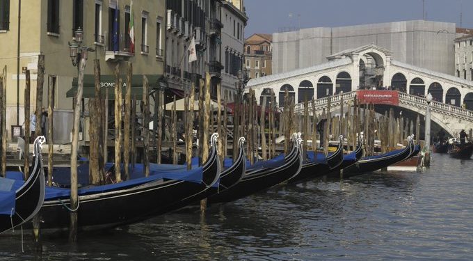 A velencei gondolások a turisták hiányára panaszkodnak