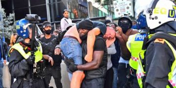 Száznál több tüntetőt vettek őrizetbe Londonban