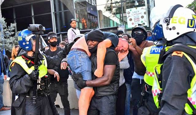 Száznál több tüntetőt vettek őrizetbe Londonban