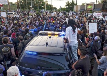 Elbocsátották a rendőrt, aki agyonlőtt egy afroamerikai férfit Atlantában