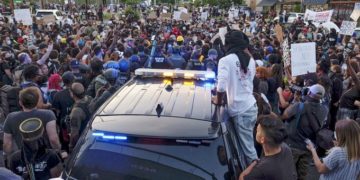 Elbocsátották a rendőrt, aki agyonlőtt egy afroamerikai férfit Atlantában