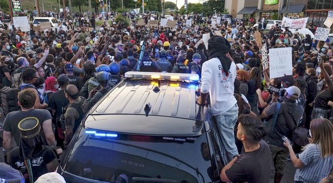 Elbocsátották a rendőrt, aki agyonlőtt egy afroamerikai férfit Atlantában