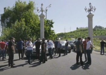 Örményországban összecsapások törtek ki egy tüntetést követően , sokakat őrizetbe vettek