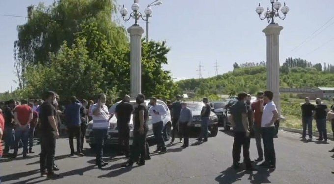 Örményországban összecsapások törtek ki egy tüntetést követően , sokakat őrizetbe vettek