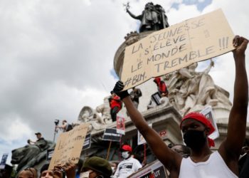 Kíméletlen a rasszizmussal szemben, de nem dönt le szobrokat Franciaország