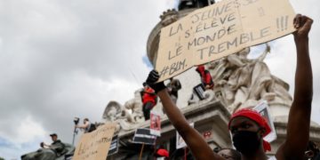 Kíméletlen a rasszizmussal szemben, de nem dönt le szobrokat Franciaország