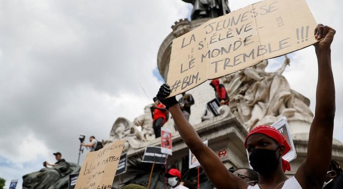 Kíméletlen a rasszizmussal szemben, de nem dönt le szobrokat Franciaország