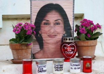 A Caruana Galizia-gyilkossággal hozták kapcsolatba  a máltai kormánypárt elnökhelyettesét ezért, lemondásra kényszerült