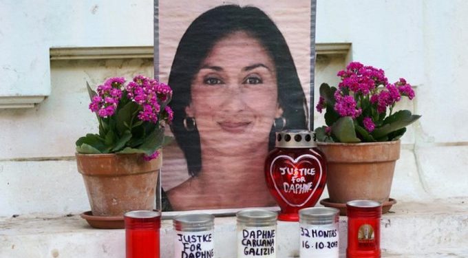 A Caruana Galizia-gyilkossággal hozták kapcsolatba  a máltai kormánypárt elnökhelyettesét ezért, lemondásra kényszerült
