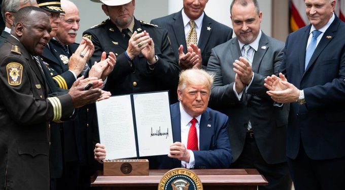 Donald Trump óvatos rendőrségi reformot jelentett be