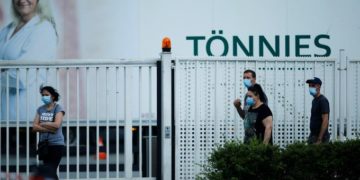 Németországban lezárhatnak egy járást egy húsüzemi járványkitörés miatt