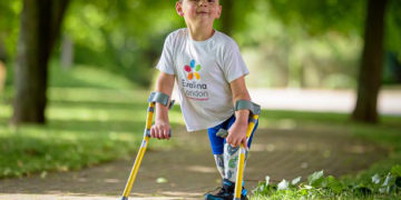 Egy amputált lábú ötéves brit fiú egymillió fontot gyűjtött az életét megmentő kórháznak