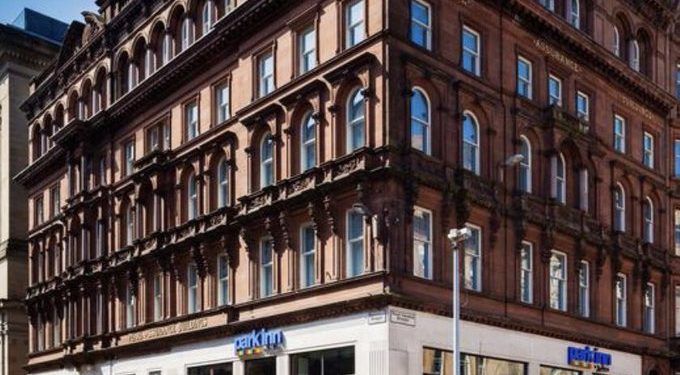 Glasgowban késelés történt, agyonlőtték a gyanúsítottat, rendőr a sérültek között