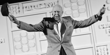 Elhunyt Carl Reiner legendás amerikai komikus, színész és rendező