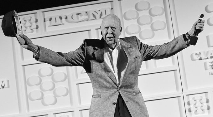 Elhunyt Carl Reiner legendás amerikai komikus, színész és rendező