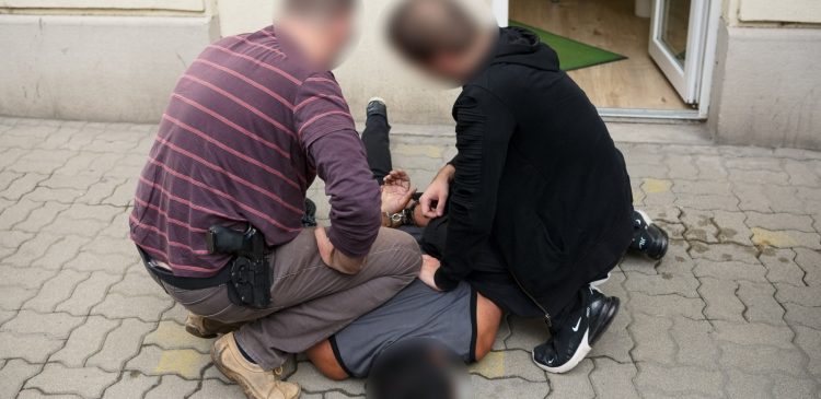 Tíztagú bűnszervezetet számoltak fel a nyomozók