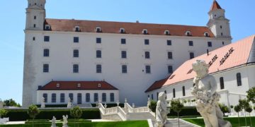 A szlovák kormányfőnek tartott fogdáson adott át közösségi memorandumot az MKP