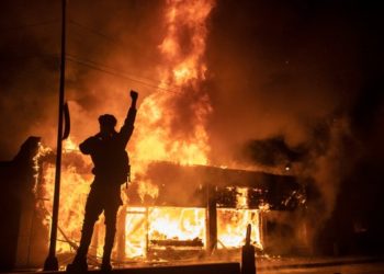 A tüntetők felgyújtottak egy rendőrőrsöt, Minneapolis lángokban.