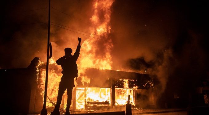 A tüntetők felgyújtottak egy rendőrőrsöt, Minneapolis lángokban.