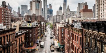 A fehér felsőbbrendűséget hirdetők támadásainak száma nő, változatlan a terrorista fenyegetés