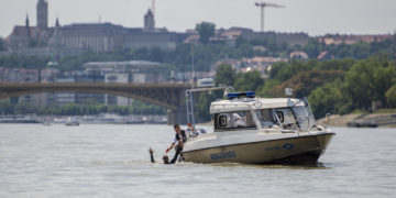 Dunából 63 ember mentett ki a rendőrség