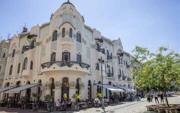 A szegedi Reök-palotában acélszobrokból nyílik kiállítás