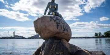 „Rasszista hal” grafitit fújtak ismeretlenek a koppenhágai kis hableány szobrára ﻿